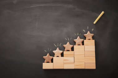 bir beş yıldızlı hedef belirleme kavramı görüntü. derecelendirme veya sıralama, değerlendirme ve sınıflandırma fikir artırmak. Üstten görünüm. Düz yatıyordu