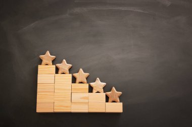 bir beş yıldızlı hedef belirleme kavramı görüntü. derecelendirme veya sıralama, değerlendirme ve sınıflandırma fikir artırmak. Üstten görünüm. Düz yatıyordu