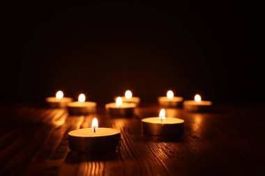 siyah arka plan üzerinde yanan mum