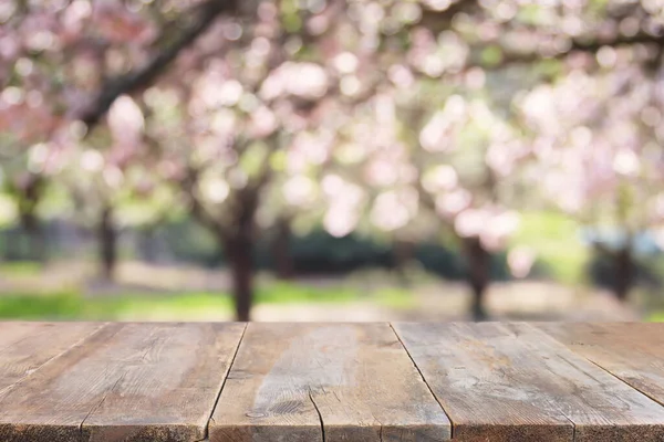 Dřevěný Stůl Před Jarním Kvetoucím Stromem Krajiny Zobrazení Prezentace Produktu — Stock fotografie