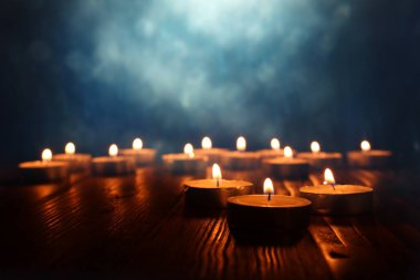 siyah arka plan üzerinde yanan mum