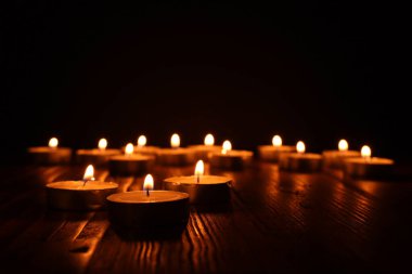 siyah arka plan üzerinde yanan mum