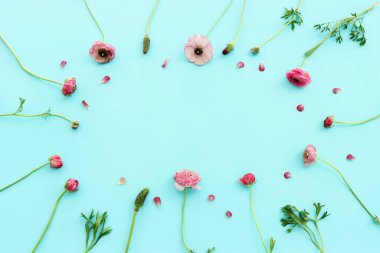 Mavi pastel arka planda pembe düğün çiçeği kompozisyonu