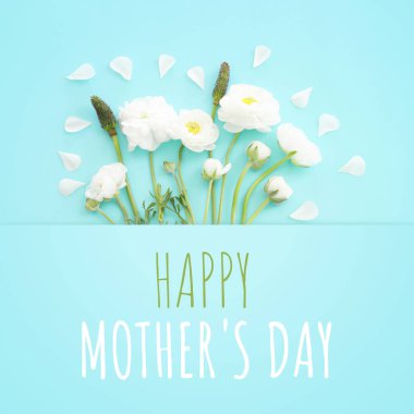 Mavi pastel arka planda beyaz çiçeklerle anneler günü konsepti