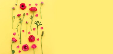 Sarı pastel arka planda pembe düğün çiçeği kompozisyonu