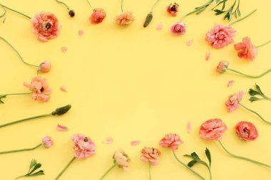 Sarı pastel arka planda pembe düğün çiçeği kompozisyonu