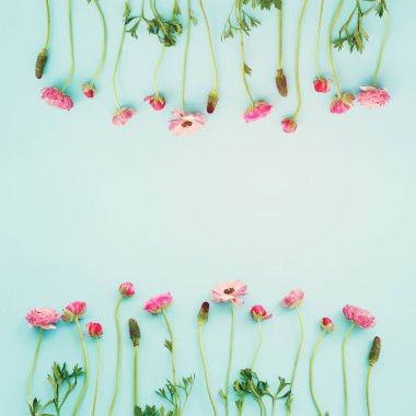 Mavi pastel arka planda pembe düğün çiçeği kompozisyonu