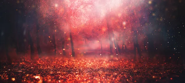 Размытое Абстрактное Фото Вспышки Света Между Деревьями Блестящими Боке Огней — стоковое фото
