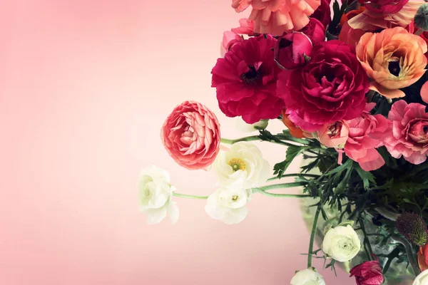 Imagem Vista Superior Composição Flores Buttercup Colorido Sobre Fundo Pastel — Fotografia de Stock
