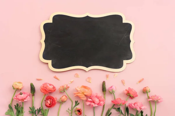 Изображение Композиции Розовых Цветов Пустой Доски Фоне Пастели — стоковое фото