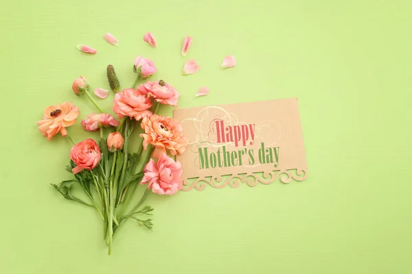 Koncepcja Dzień Matki Różowymi Kwiatami Zielonym Drewnianym Tle — Zdjęcie stockowe