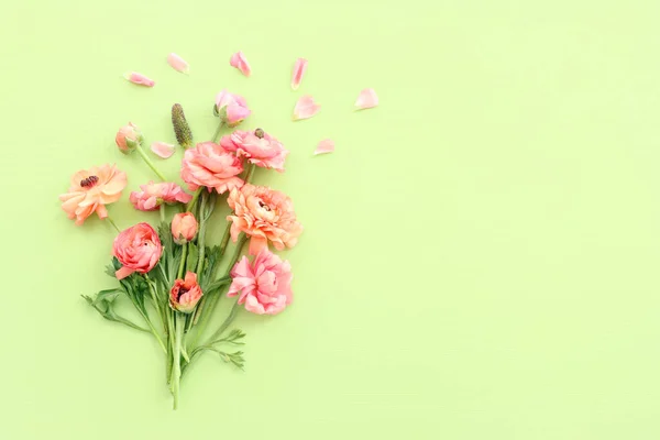 Top View Image Pink Flowers Composition Green Wooden Background — ストック写真