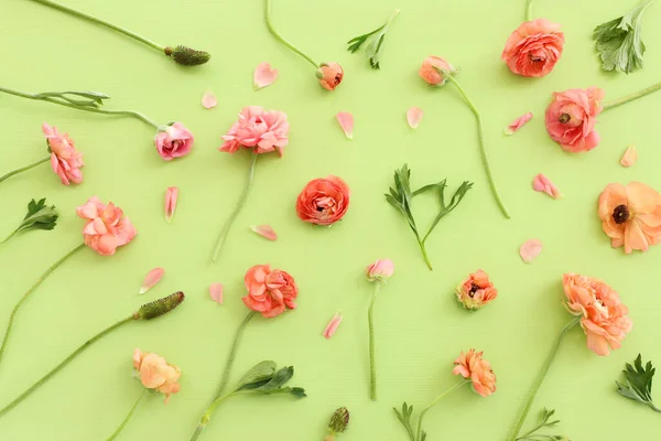 Изображение Розовых Цветов Лютик Зеленом Деревянном Фоне — стоковое фото