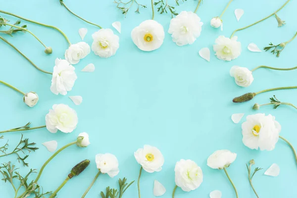 Top View Image White Flowers Composition Blue Pastel Background — Stock Photo, Image