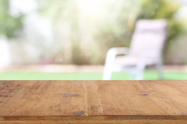 Empty Table Board Outdoor Garden Background Product Display Concept — Stockfoto