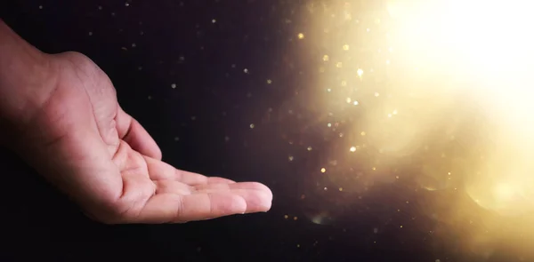 Människans Hand Och Magiskt Glödande Ljus — Stockfoto