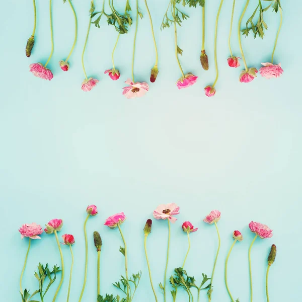 Mavi pastel arka planda pembe düğün çiçeği kompozisyonu