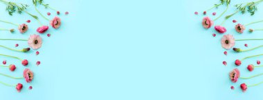 Mavi arkaplanda pembe çiçeklerin üst görünümü