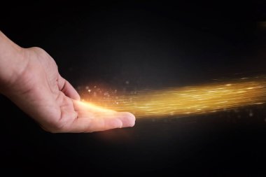İnsan eli ve sihirli parlayan ışık
