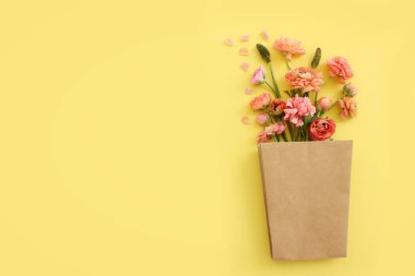 Sarı arkaplan üzerindeki pembe çiçeklerin üst görünümü