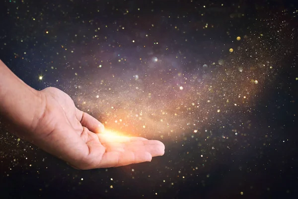 İnsan eli ve sihirli parlayan ışık