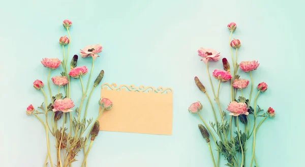 Top View Image Pink Flowers Composition Empty Note Blue Pastel — Stock Photo, Image