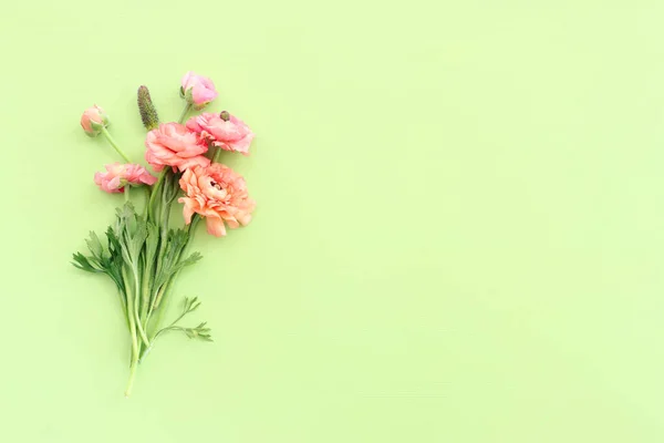 Top View Image Pink Flowers Composition Green Wooden Background — стоковое фото