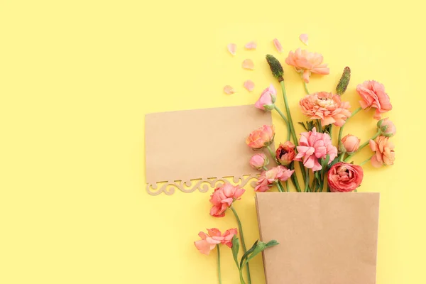 Bovenaanzicht Afbeelding Van Roze Bloemen Compositie Lege Noot Gele Pastel — Stockfoto