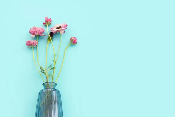 Felülnézet Kép Rózsaszín Virágok Összetétele Felett Kék Háttér — Stock Fotó