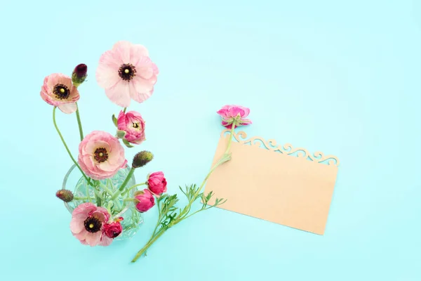 Зображення Композиції Рожевих Квітів Зверху Порожня Нота Синьому Пастельному Фоні — стокове фото