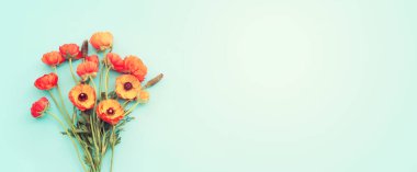 Mavi arkaplan üzerindeki sarı çiçeklerin üst görünümü