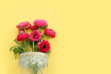 Sarı arkaplan üzerindeki pembe çiçeklerin üst görünümü