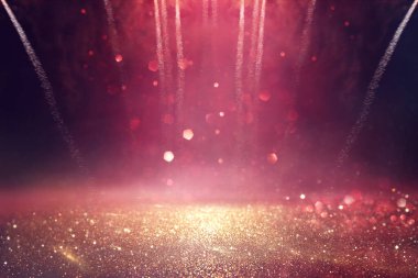 Soyut altın ve havai fişekli kırmızı parıltılı ışıkların arka planı. Odaklanamadı