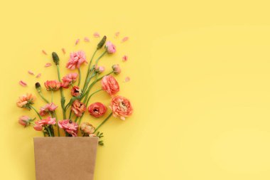 Sarı arkaplan üzerindeki pembe çiçeklerin üst görünümü