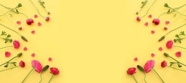 Sarı arkaplan üzerindeki pembe çiçeklerin üst görünümü