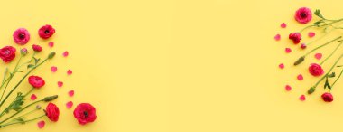 Sarı arkaplan üzerindeki pembe çiçeklerin üst görünümü