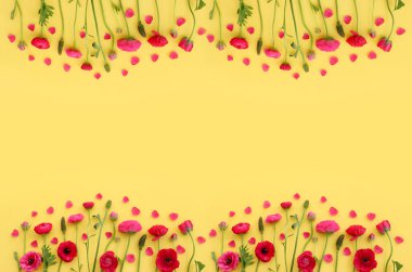 Sarı arkaplan üzerindeki pembe çiçeklerin üst görünümü