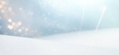 Soyut mavi ve gümüş parıltılı ışıkların arka planı. Odaklanamadı