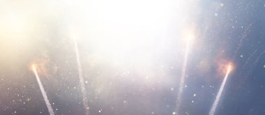 Soyut altın, gümüş ve mavi ışıklı havai fişekler. Odaklanamadı