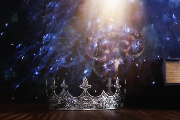 Низкий Ключевой Образ Красивой Королевы Королевской Короны Старой Книги Фантазия — стоковое фото