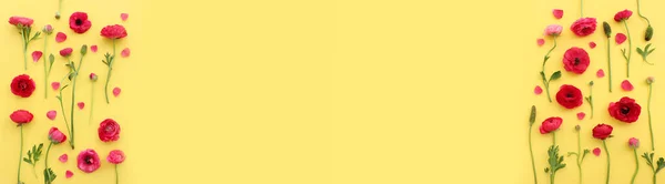 Widok Góry Obraz Różowe Kwiaty Kompozycja Żółtym Tle — Zdjęcie stockowe