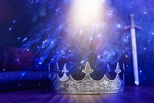 Низкий Ключевой Образ Красивой Королевы Короны Антикварная Книга Рядом Мечом — стоковое фото