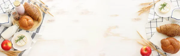 Foto Vista Dall Alto Latticini Sfondo Legno Bianco Simboli Vacanza — Foto Stock