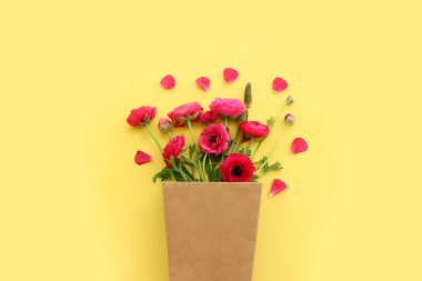 Sarı arkaplan üzerindeki pembe çiçeklerin üst görünümü