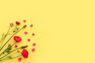 Sarı arkaplan üzerindeki pembe çiçeklerin üst görünümü