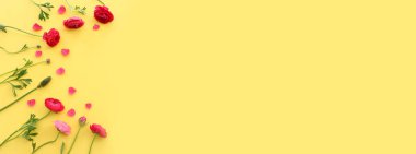 Sarı arkaplan üzerindeki pembe çiçeklerin üst görünümü