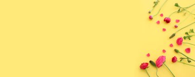 Sarı arkaplan üzerindeki pembe çiçeklerin üst görünümü