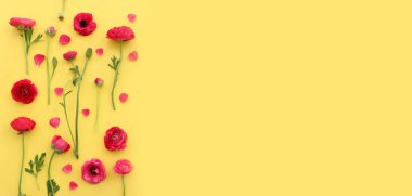 Sarı arkaplan üzerindeki pembe çiçeklerin üst görünümü