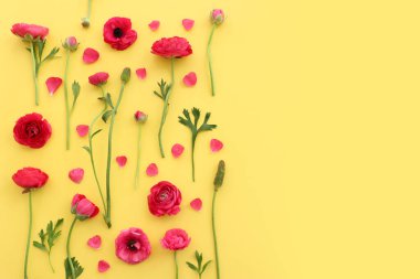 Sarı arkaplan üzerindeki pembe çiçeklerin üst görünümü