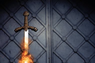 Karanlık arka planda şövalye kılıcının fotoğrafı. Ortaçağ konsepti